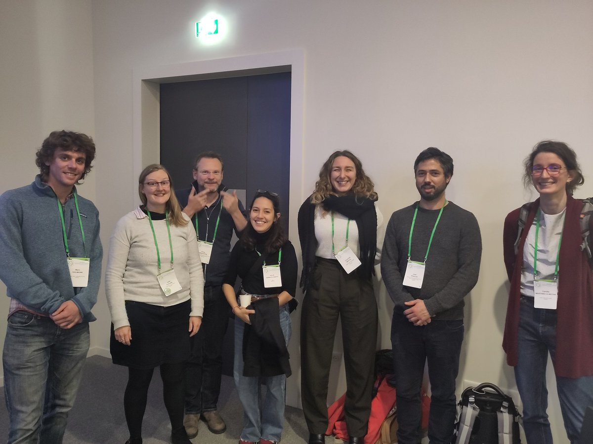 CharlotteBiryol's tweet photo. Great team in Soil ecology session at #EcologyMetz2022
So interesting to have talked about soil biodiversity, the factor that influence it (phenology, drought) and the differents methods to take it into account (eDNA, food-web modeling...) 
@sfecologie @GfoeSoc @EuropeanEcology https://t.co/S0XHWpHojh