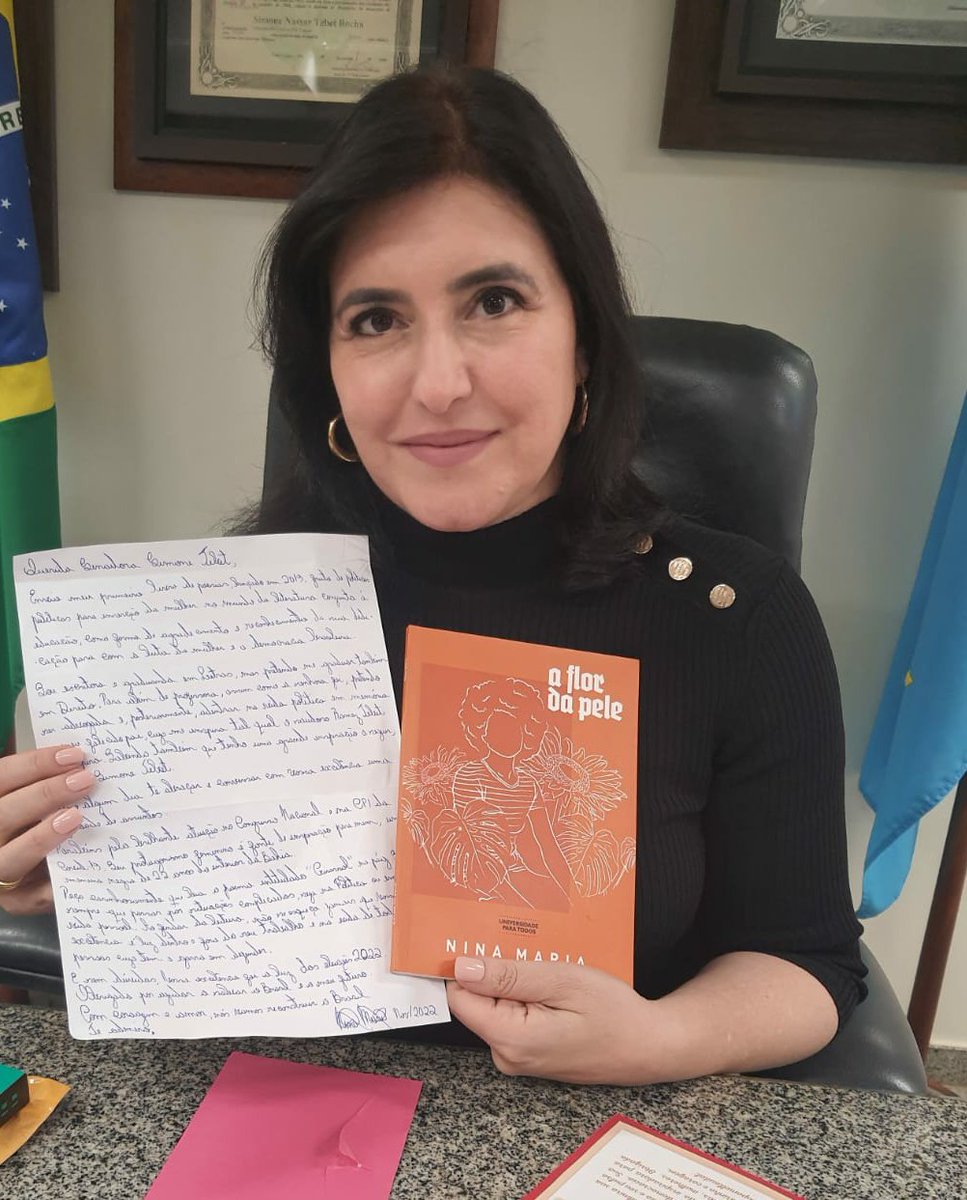 MiaAthalar's tweet photo. Eu tô rindo há uma hora que as gays mandaram Os sete maridos de Evelyn Hugo de presente para a Simone Tebet 
Ele ali no cantinho https://t.co/852Fci2N0x