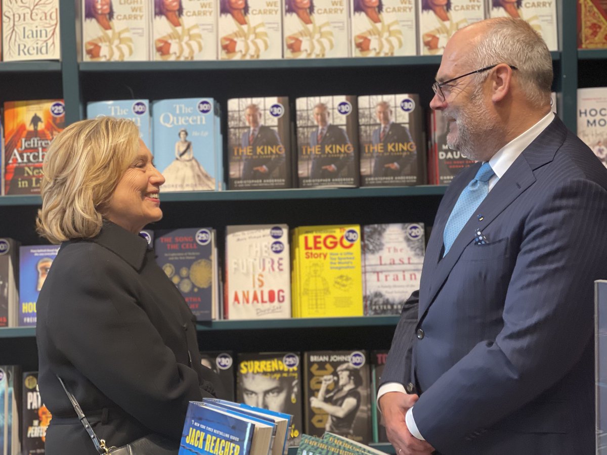 AlarKaris's tweet image. I crossed paths with legendary politician @HillaryClinton while in #Indogo bookstore in #Toronto.