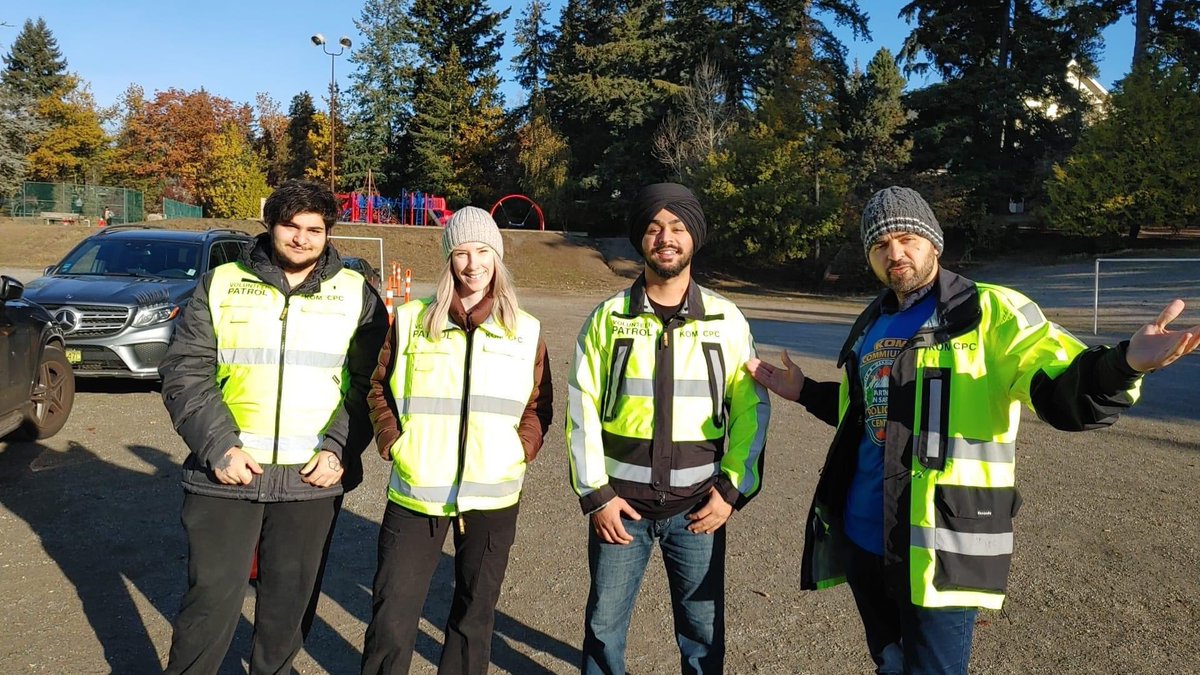 KOMCPC's tweet photo. Last weekend our volunteers happily took part in the @Crofton_House #WinterBazaar in aid of @kidsafeproject 🤗⛄️❄️🎅
Traffic control is just one of the many amazing things our team can help out with! Have an event get in contact @ info@komcpc.com
@VPDCommunity https://t.co/xTOpMaUnnm