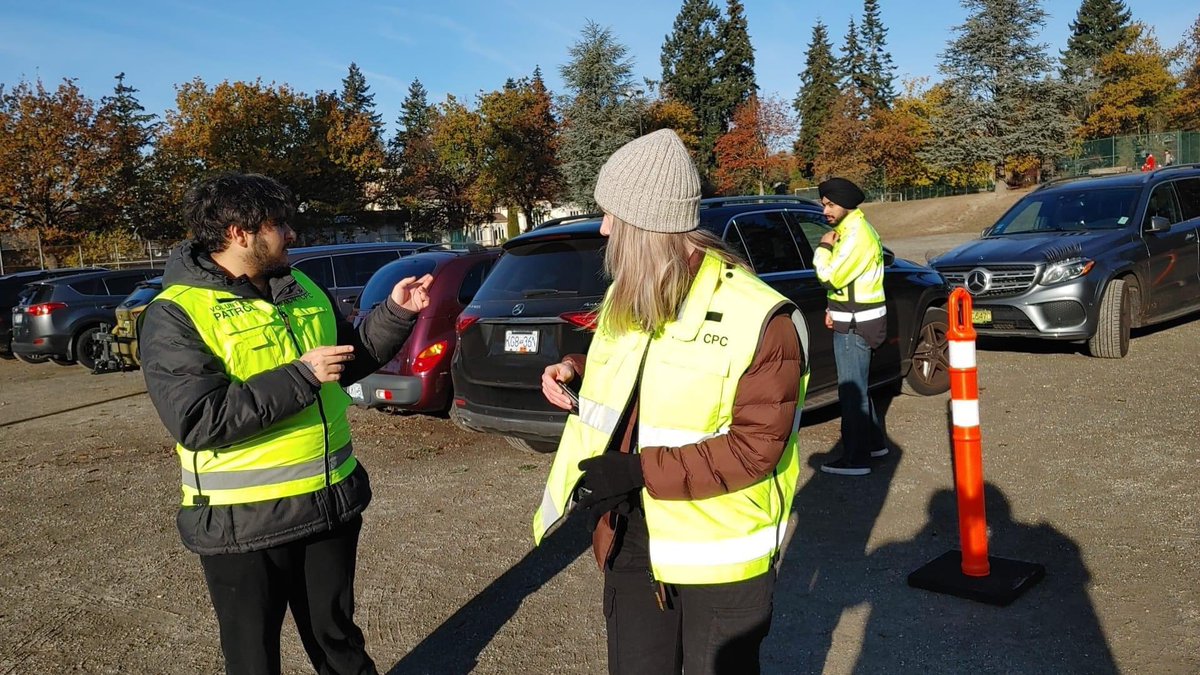 KOMCPC's tweet photo. Last weekend our volunteers happily took part in the @Crofton_House #WinterBazaar in aid of @kidsafeproject 🤗⛄️❄️🎅
Traffic control is just one of the many amazing things our team can help out with! Have an event get in contact @ info@komcpc.com
@VPDCommunity https://t.co/xTOpMaUnnm