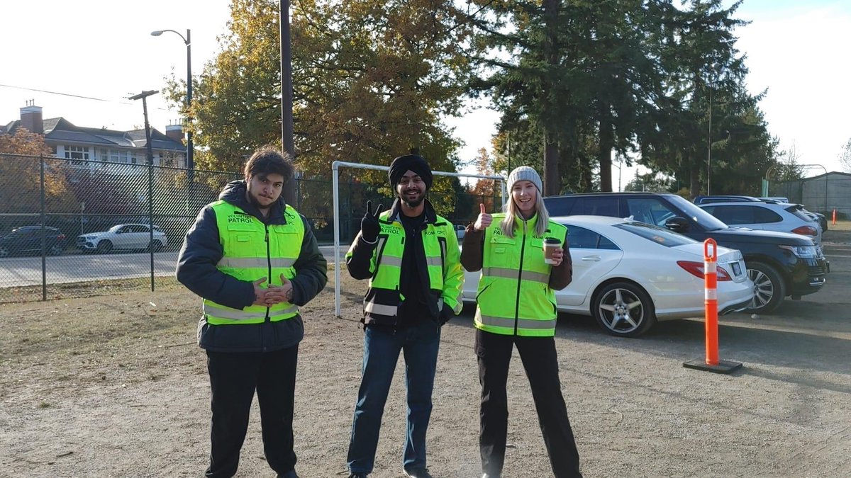 KOMCPC's tweet photo. Last weekend our volunteers happily took part in the @Crofton_House #WinterBazaar in aid of @kidsafeproject 🤗⛄️❄️🎅
Traffic control is just one of the many amazing things our team can help out with! Have an event get in contact @ info@komcpc.com
@VPDCommunity https://t.co/xTOpMaUnnm