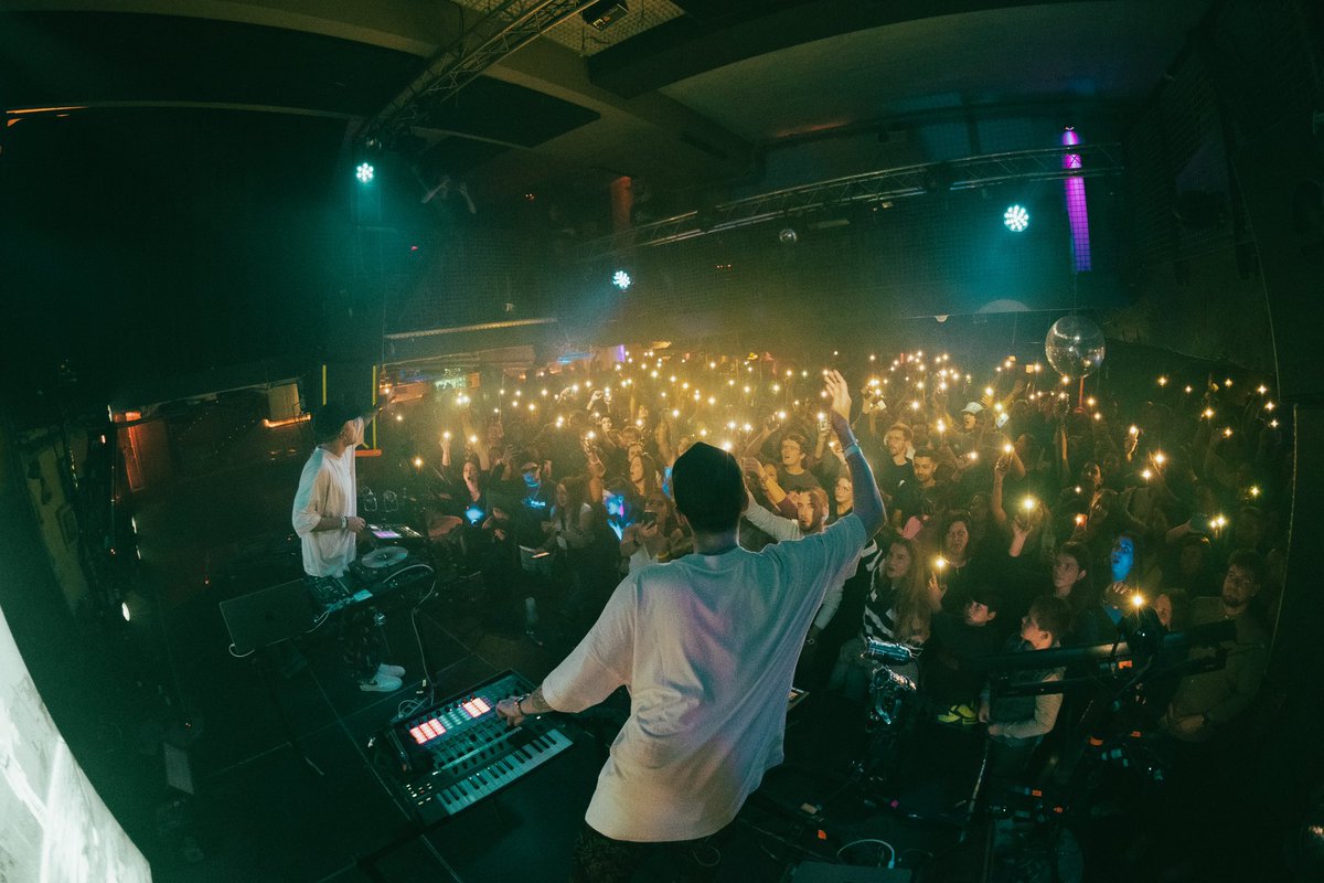 Quelques souvenirs de ces 3 premiers jours de tournée incroyables 🥹
C’est tellement fou de vous rencontrer pour de vrai ! 
Votre bienveillance, vos petits mots et votre bonne humeur après chaque concert nous vont droit au cœur.