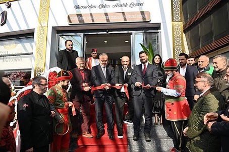 maranki's tweet photo. Bursa tophane kebapçısı İstanbul 4.leventte yeni şubesi açılışına katıldık! Katılımcılara Bursa’nın meşhur döner ve iskenderi kuzu etinden ve közde yapılarak servis edilen döner ve döner ürünleri , Osmanlı şerbeti ve yöresel tatlılar ikram edildi  ! Hayırlı olsun tebrikler! https://t.co/lXrq2wud3w