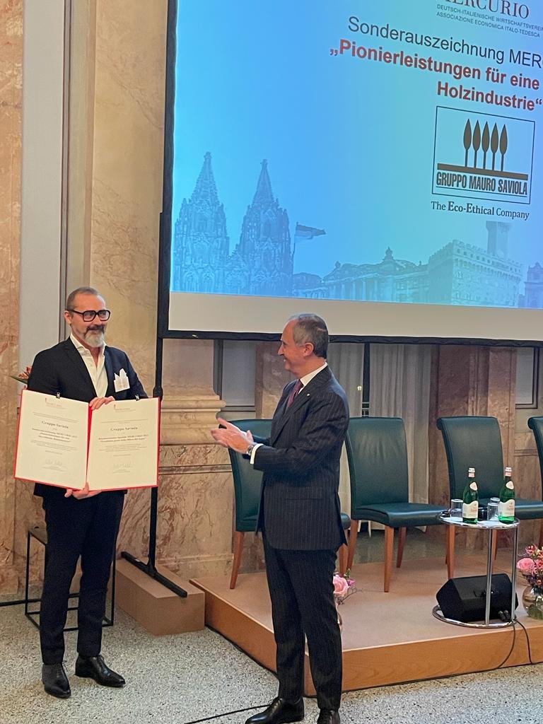 ItalyinGermany's tweet photo. In @ItalyinGermany wird der Mercurio Preis an Unternehmen verliehen, die sich bei der Förderung der Beziehungen zwischen ITA und GER besonders hervorgetan haben. Herzlichen Glückwunsch an #ManniGroup_IsopanDeutschland, @GruppoSaviola, #BeDimensional und #ItalianFilmFestivalBerlin https://t.co/8K2mB9fuFE