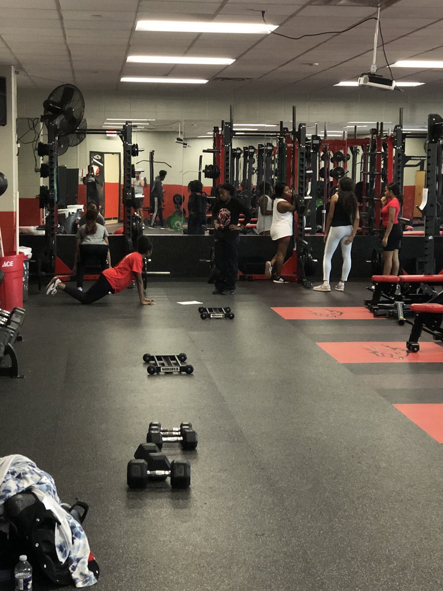 LCLadyLobosTF's tweet photo. Some of the Lobos maximized their time and opportunity by getting better over the Thanksgiving break today. Good work today! #AttitudeIsEverything #LobosVsEverybody #Allin https://t.co/voMEgOogTa