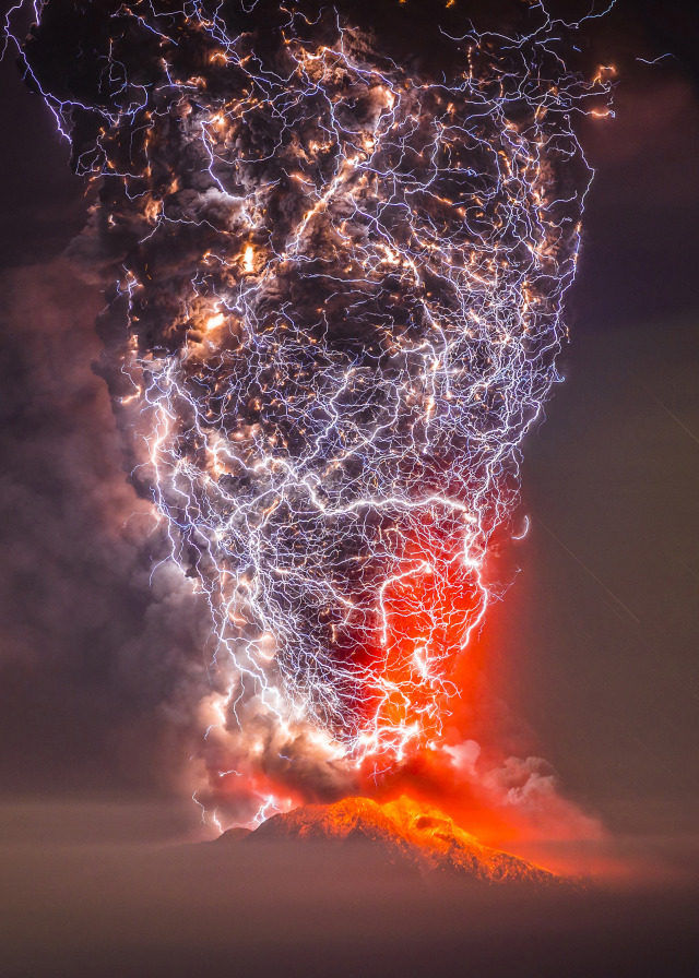 photographer Francisco Negroni Rodriguez captures Chilean volcano Calbuco being struck by lightning whileerupting.