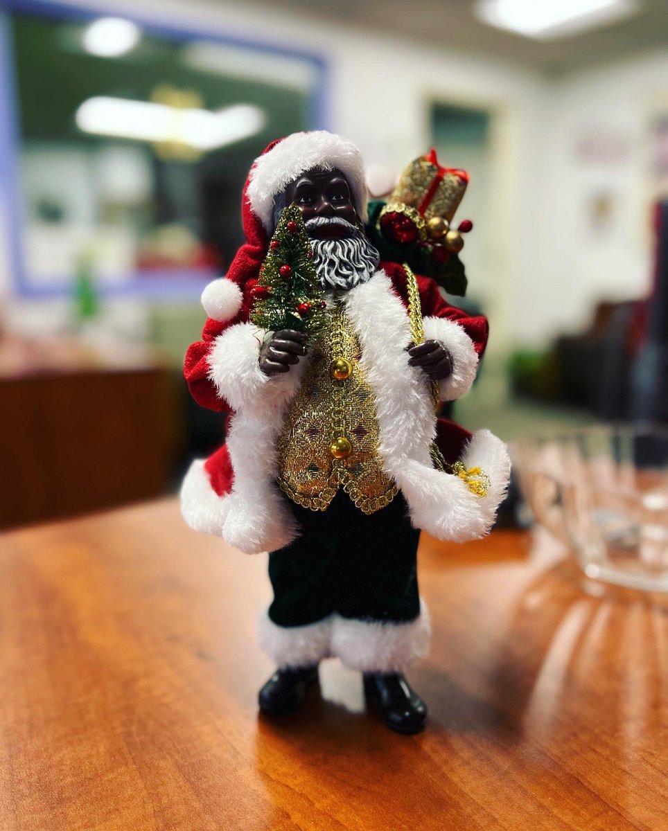 BaldwinMediaPR's tweet photo. Getting in to the Holiday Spirit @BaldwinMediaPR wishing everyone a Wonderful Thanksgiving!🦃✨ https://t.co/3nOE4B9jWL