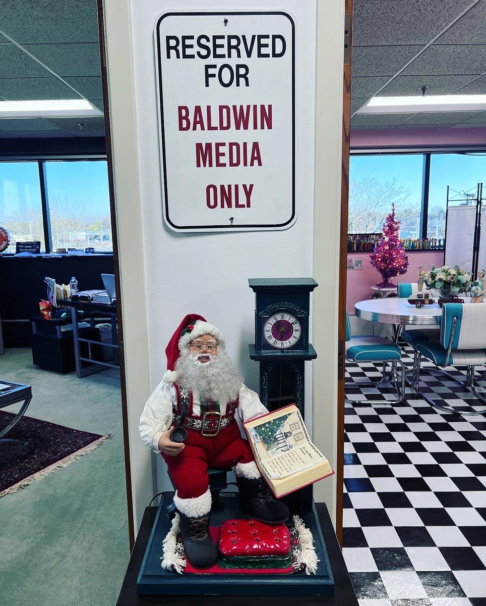 BaldwinMediaPR's tweet photo. Getting in to the Holiday Spirit @BaldwinMediaPR wishing everyone a Wonderful Thanksgiving!🦃✨ https://t.co/3nOE4B9jWL