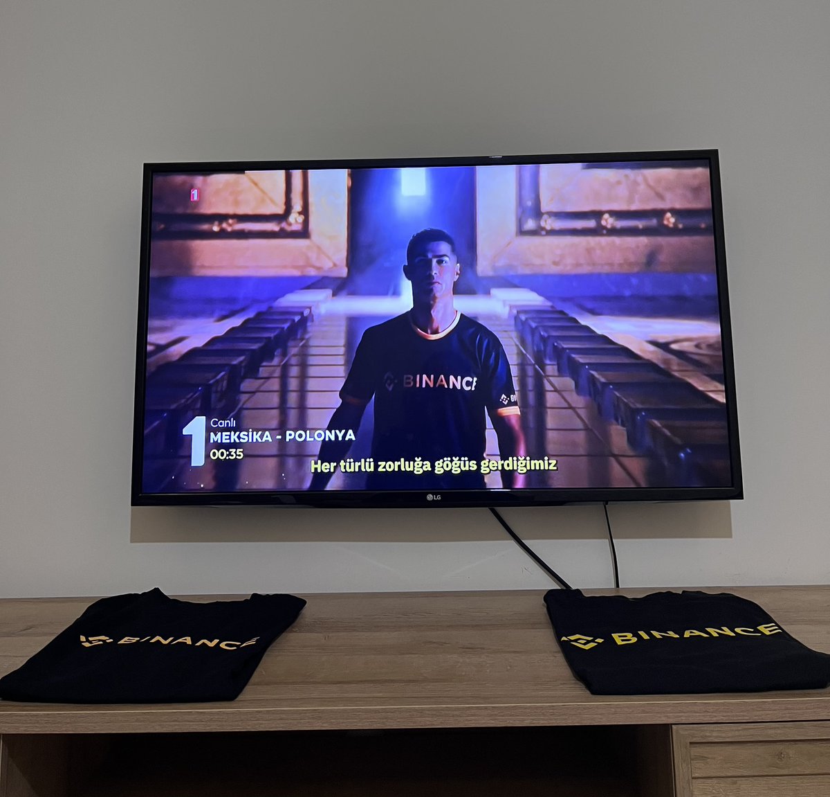 MonteKriptoKont's tweet photo. #DünyaKupası maçları izlerken Ronaldo’yu ve Binance’ı görmek, üstelik Ronaldo’nun reklamın sonunda to the moon 🌕 demesi 👏🏻👏🏻

Kriptonun daha tabana yayılması adına güzel reklamlar

O zaman hedef “To The Moon” https://t.co/3L5lGFSRXK