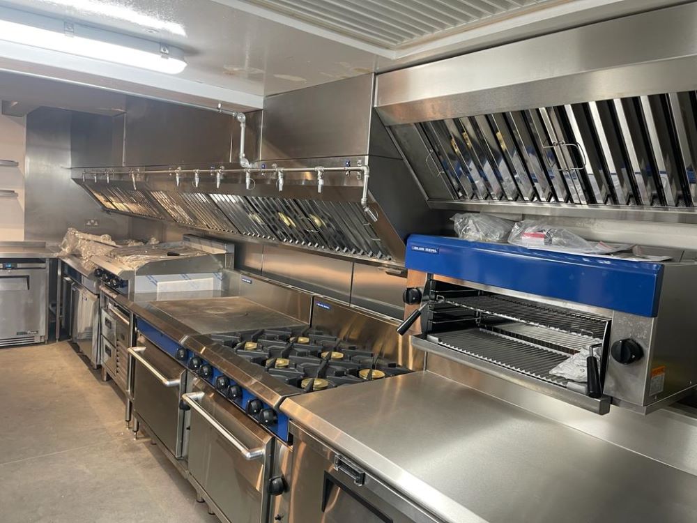 moffat_anz's tweet photo. The Tiger Inn in Stowting, UK, is a classic country pub that recently received a full renovation. Credits to Simon Critchett & #KentCommercialKitchen for designing & building a #commercialkitchen for such a busy venue.#BlueSealevolution was their #kitchenequipment of choice π https://t.co/SYDVjaKSJ4