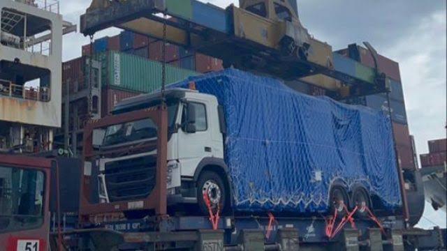 OvieNews's tweet image. Fed Govt commissions 3 cargo scanners in Apapa to reduce the time-wasting and rigorous process of offloading and loading goods for physical and subjective examination. Now these cargo scanners procured will reduce the time it takes to clear goods.