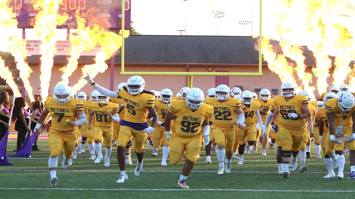 burgessbrayden8's tweet photo. After many great talks with @Kisrow74 I am blessed to receive an offer from Bethel University! @BU_FootballTN @BIGshadowMIKE @_CoachBrewer @CoachBright11 @Benson_79 @CoalfieldStats https://t.co/8ahggsAU8w