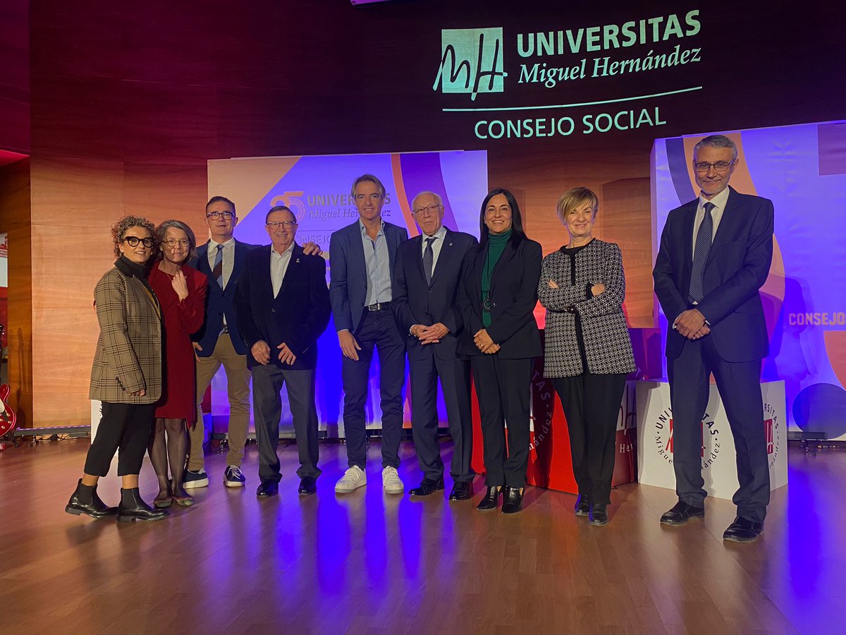 La Cátedra del Calzado San Crispín de la UMH Premia a Francisco Borja
catedradelcalzado.umh.es/2022/11/22/la-…