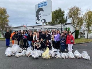 lycee_veil's tweet photo. Les 4 classes de 2nde CAP du lycée des métiers Simone Veil ont participé à une sensibilisation aux enjeux environnementaux.Action organisée par M. LALLEMANT, professeur en
partenariat avec la Brigade Environnement de la mairie de Charleville-Mézières.👏👏@VilledeCMz @AcReims https://t.co/E1QMQS5KZC