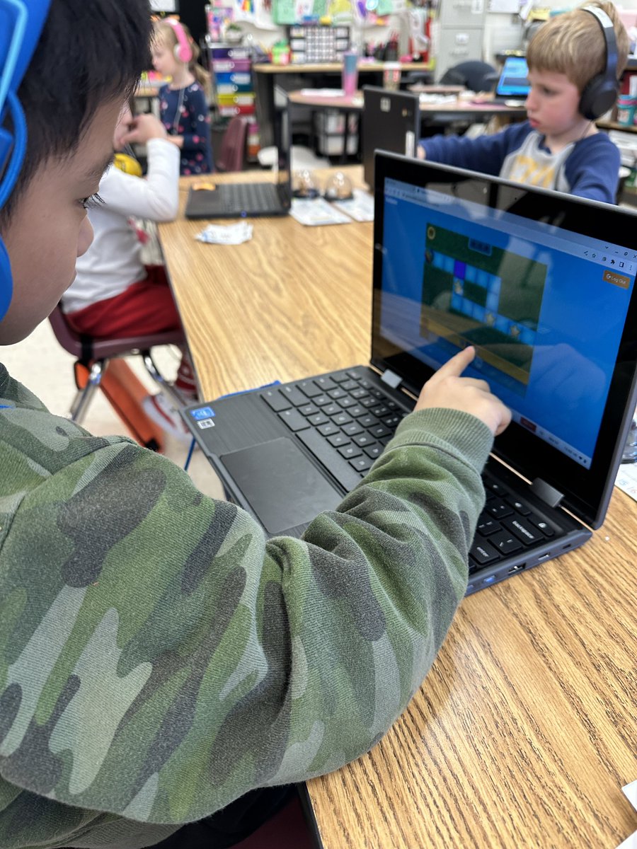 MrsElkari's tweet photo. Using Kodable for the first time this year was a great hit for our kiddos! They loved it!#spottedatlow #kodable @LowesIslandElem https://t.co/eN37w9XHh2
