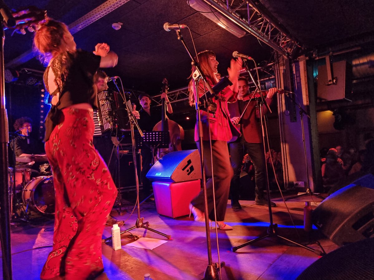 ecrivainscribe's tweet photo. Avons assisté hier soir à #labelleviloise, avec @WaldCarole, aux concerts donnés dans le cadre du festival Jazz'n'Klezmer par Socalled et les merveilleuses #TheMarxSisters, le tout en #Yiddish ! Un bonheur !!! cc @EveRissing @oyshkenaze @guybirenbaum et @wargonm https://t.co/Iyu6dnF6Tr