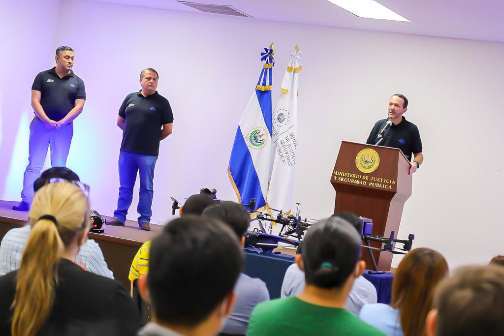 Vi11atoro's tweet image. Damos por inaugurada la “#Hackathon2022 Patrullaje Digital”, impulsada por nuestro Ministerio de @SeguridadSV, como parte de las políticas del Gobierno del Presidente @nayibbukele, de apostarle a la juventud, quienes dentro de unos años llevarán las riendas de este país.