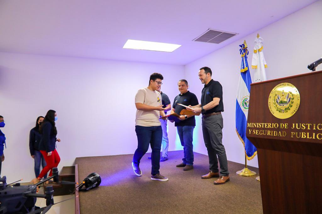 Vi11atoro's tweet image. Damos por inaugurada la “#Hackathon2022 Patrullaje Digital”, impulsada por nuestro Ministerio de @SeguridadSV, como parte de las políticas del Gobierno del Presidente @nayibbukele, de apostarle a la juventud, quienes dentro de unos años llevarán las riendas de este país.