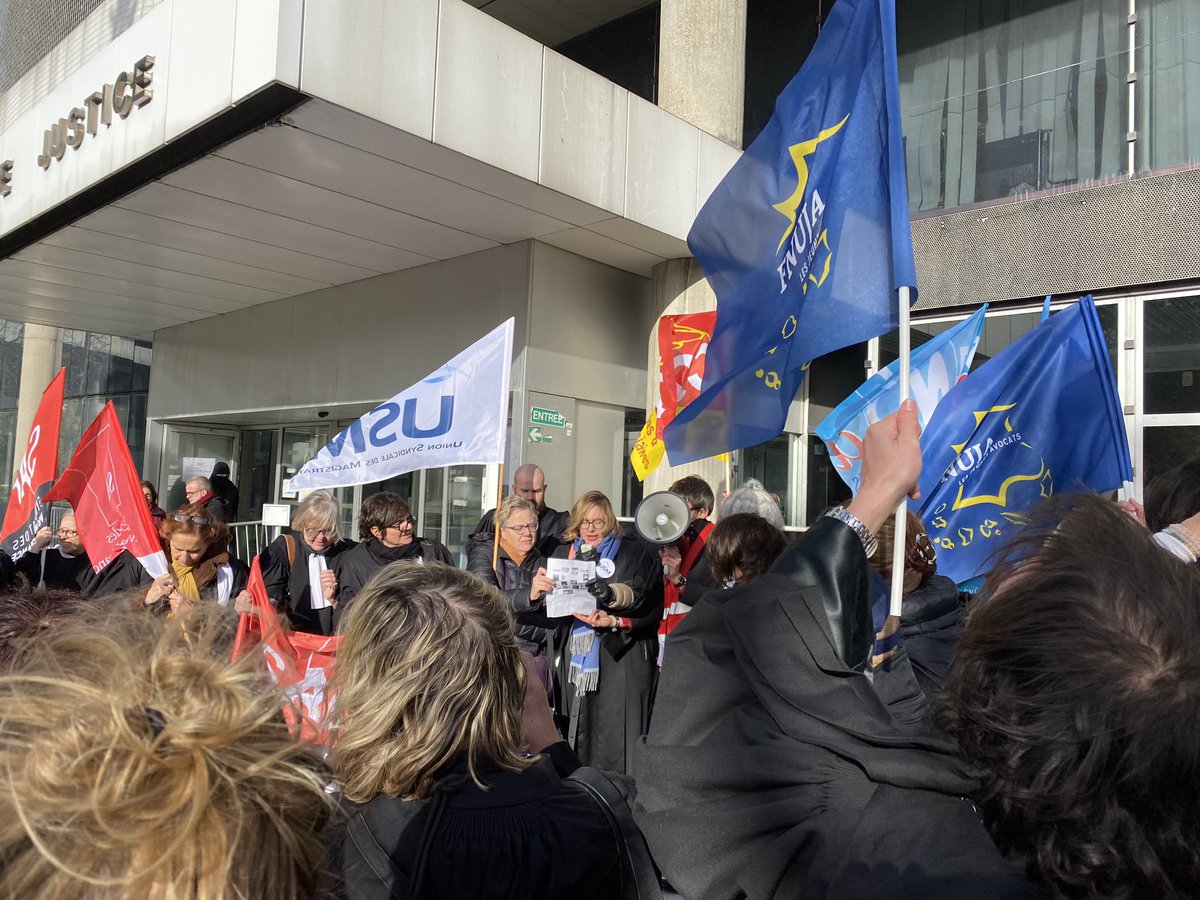 AnneLepinard's tweet photo. Un an après rien n'a changé! Mobilisation aujourd'hui contre une justice au rabais! Magistrats, greffiers et avocats ensemble pour montrer qu'ils n'acceptent plus le manque de moyens de la justice.
#FNUJA #UJAN #BHDS #USM #UNSA #SAF https://t.co/846aUrJ7o0