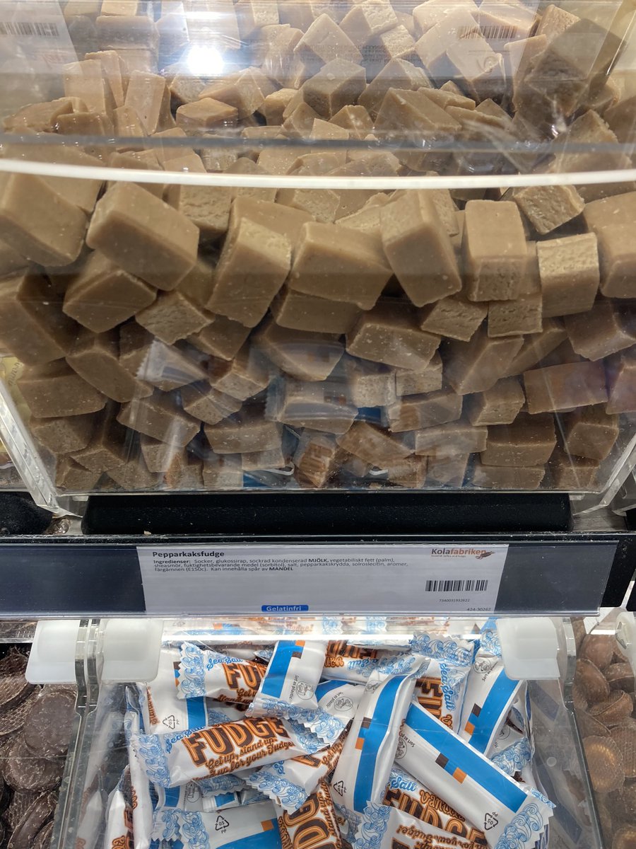 fäller upp tält på maxi