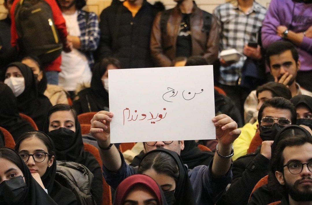 Pmeshkiz's tweet image. &quot;اگر ملتی بگوید حکومتی را نمی‌خواهد آیا حق آن ملت یک قبرستان شهید است؟&quot;
#مهسا_امینی