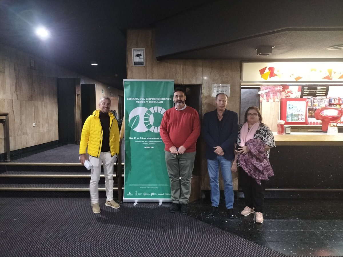 AEMArm's tweet photo. Todo preparado para nuestra primera emisión del Cine Forum dentro de la #sevc Gracias a Rafael Hortal y a Antonio Rosa por participar. https://t.co/y0NkG5bqZj