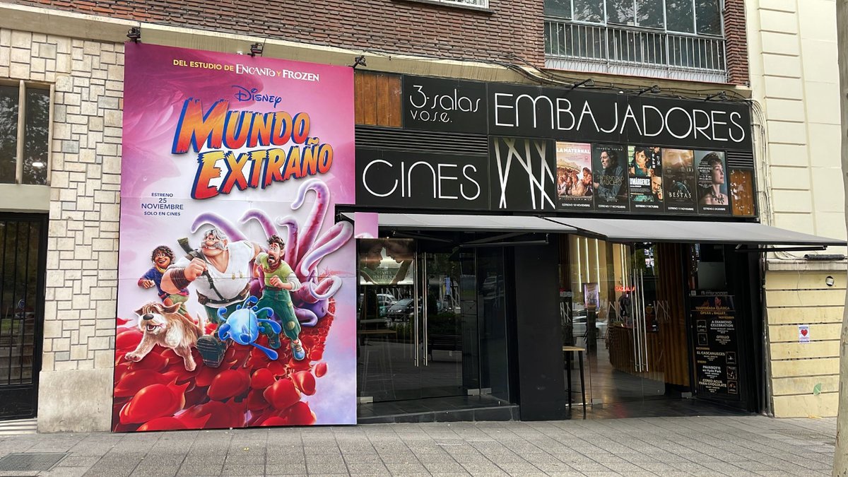 CineEmbajadores's tweet image. ¿Habéis visto nuestra fachada de #MundoExtraño? 🌀 Si pasas a vernos, ¡hazte una foto y etiquétanos! 📸