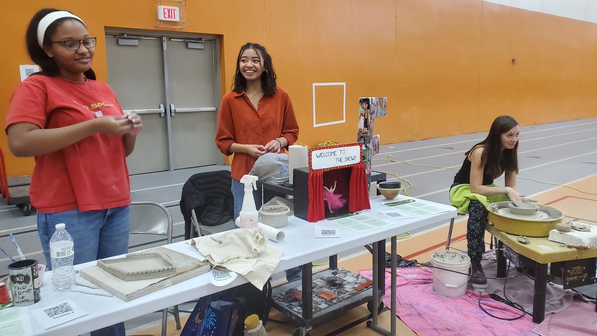 MsTiritilli's tweet photo. Explorations day is a big hit! Having students talk about why they love to be in your classroom is a great way to get new students interested in joining the arts! Thankyou to my helpers today for spreading the word! #PEHS #creators #art https://t.co/kktPS6c7wb