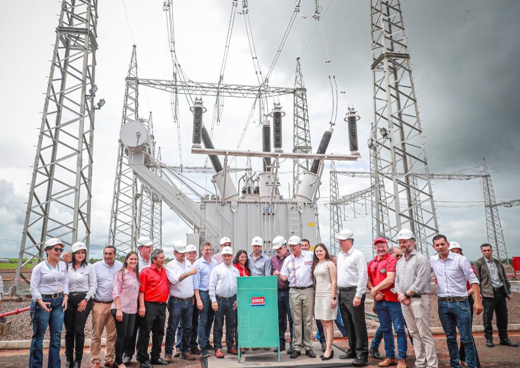 PresidenciaPy's tweet photo. La subestación de la @ANDEOficial en Santa Rita fue inaugurada hoy por el presidente @MaritoAbdo. La planta abastecerá de energía eléctrica a cerca de 30.000 clientes y permitirá una mayor disponibilidad de potencia para las futuras industrias en el Este del país. https://t.co/UqnWNNCCCx