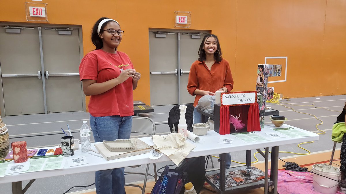 MsTiritilli's tweet photo. Explorations day is a big hit! Having students talk about why they love to be in your classroom is a great way to get new students interested in joining the arts! Thankyou to my helpers today for spreading the word! #PEHS #creators #art https://t.co/kktPS6c7wb