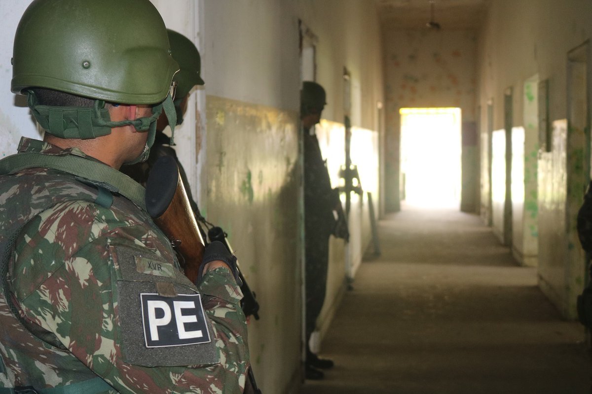 exercitooficial's tweet photo. 8º Batalhão de Polícia do Exército realiza adestramento em Operações de Garantia da Lei e da Ordem. O exercício contou com os soldados do efetivo variável e o Curso de Cabos da unidade.
#GLO
#BraçoForte https://t.co/kx6ZTCUwup