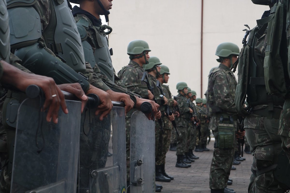 exercitooficial's tweet photo. 8º Batalhão de Polícia do Exército realiza adestramento em Operações de Garantia da Lei e da Ordem. O exercício contou com os soldados do efetivo variável e o Curso de Cabos da unidade.
#GLO
#BraçoForte https://t.co/kx6ZTCUwup
