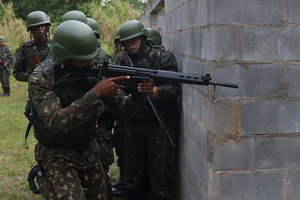 exercitooficial's tweet photo. 8º Batalhão de Polícia do Exército realiza adestramento em Operações de Garantia da Lei e da Ordem. O exercício contou com os soldados do efetivo variável e o Curso de Cabos da unidade.
#GLO
#BraçoForte https://t.co/kx6ZTCUwup