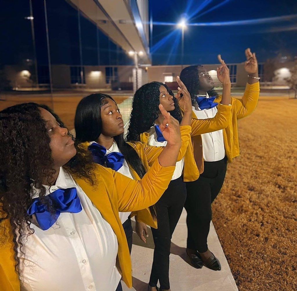 AlphaChi1944's tweet photo. Welcoming the newest members of the Oh So Fly Alpha Chi chapter

LevelΣ of Compl4xity - Fall ‘22 Centennial Line

Ace- Kennadi Hames: The PRHOgreΣΣer 
Deuce- Ariel Jefferson: Inconspi2uouΣ 
Tre- Naiya Parker: inTREpid RoΣe 
Quad/Tail- Madison Purifoy: Intricate FOURce https://t.co/2DCpHrGr4R