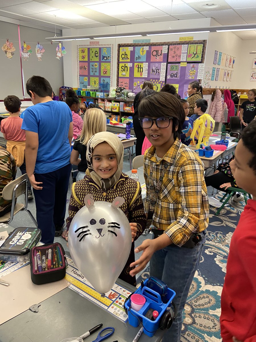 JoelleBird's tweet photo. Helping our 2nd grade book buddies create their balloons for the Thanksgiving Day Parade https://t.co/heqCBBvXXw
