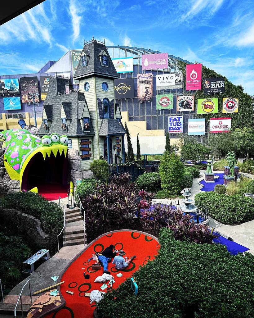hwilliam004's tweet photo. New putt-putt being installed at Universal City Walk. https://t.co/bNLXcyu5bc