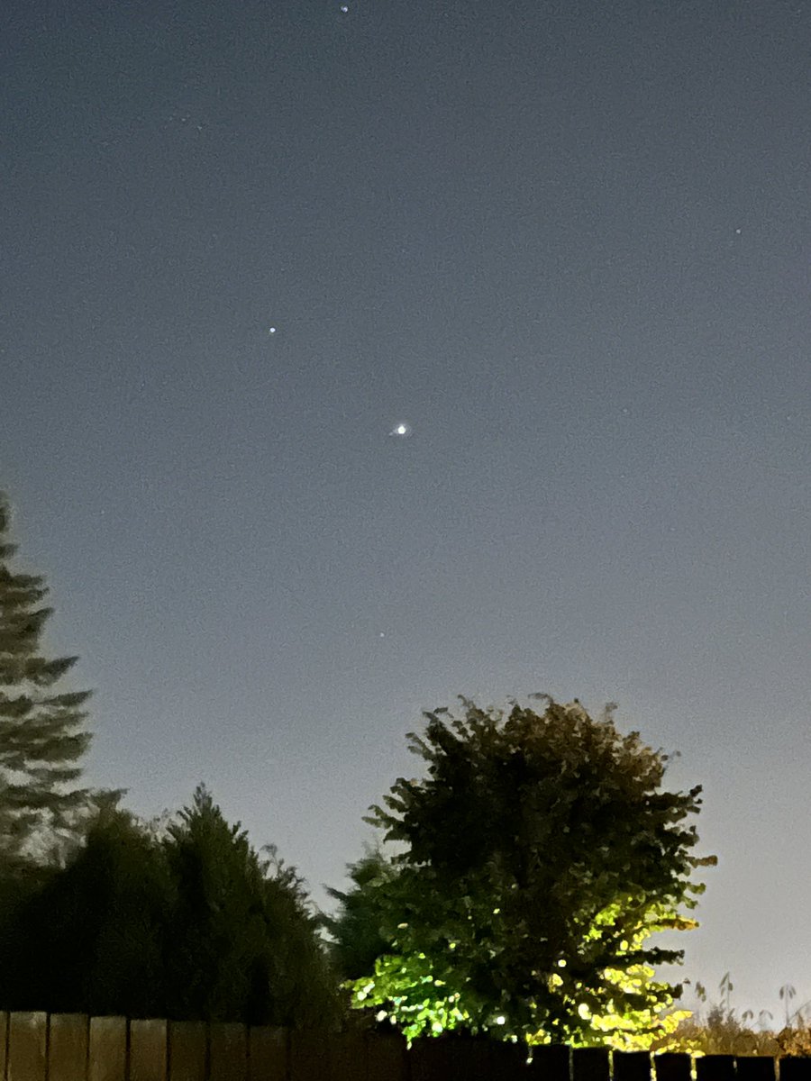 lauramsmith85's tweet photo. Whilst visiting @WillowGreenAcad yesterday, I had a lovely chat with a pupil who told me that Jupiter would be visible to the naked eye! Being a typical adult I thought I’d test it out and true to his word there it was along with Mars! Saturn is also visible to the eagle eyed few https://t.co/5HkxuctLhC