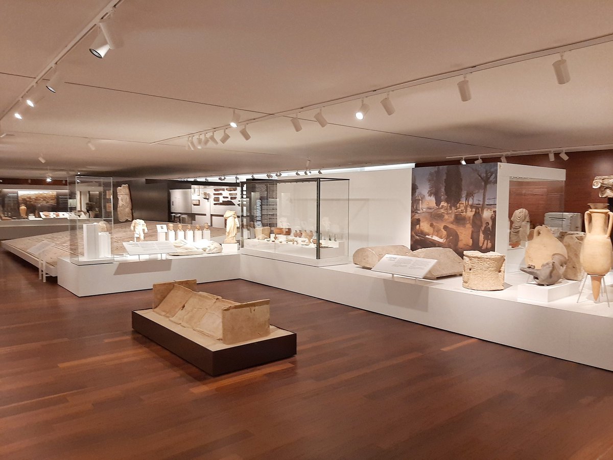 Abro un pequeño paréntesis para comentar y compartir que me ha parecido bestial el Museo de Málaga. Y me centré en la planta de arqueología y su almacén visitable. Otro día con más tiempo me detengo en la planta de Bellas Artes
