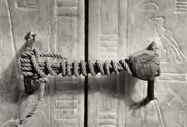 fasc1nate's tweet photo. The intact seal on Tutankhamun’s Tomb, 1922. It went untouched for 3,424 years. https://t.co/30gISZorcK