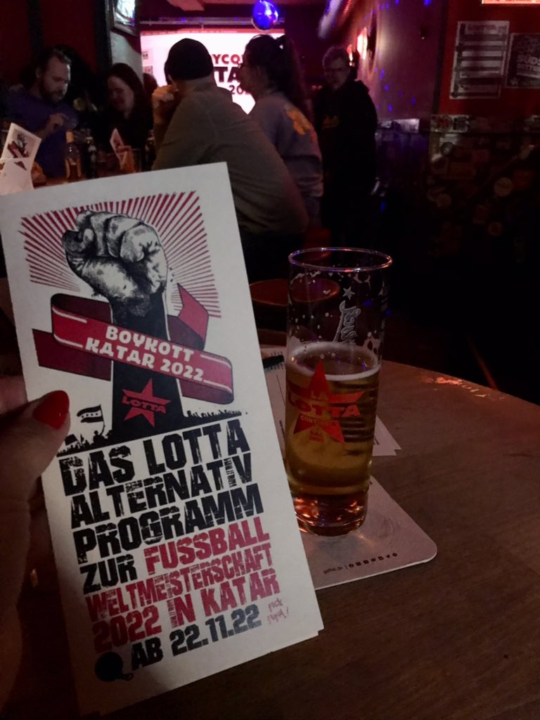 Heute zum Vortrag von <a href="/DMarmeling/">DMarmeling</a> in der #Lotta in der Kölner Südstadt. Fazit: “For the good of the game #BoycottQatar2022” #haltungzeigen #nichtunserewm #WorldcupQatar2022