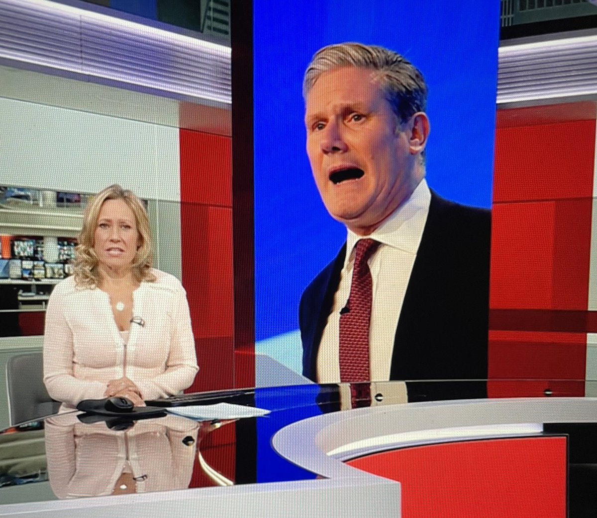 WonderfulHandy's tweet photo. You need to put yer teeth in mate! #KeirStarmer #GummyJoe #BBCNews https://t.co/UvXYQyCTiQ