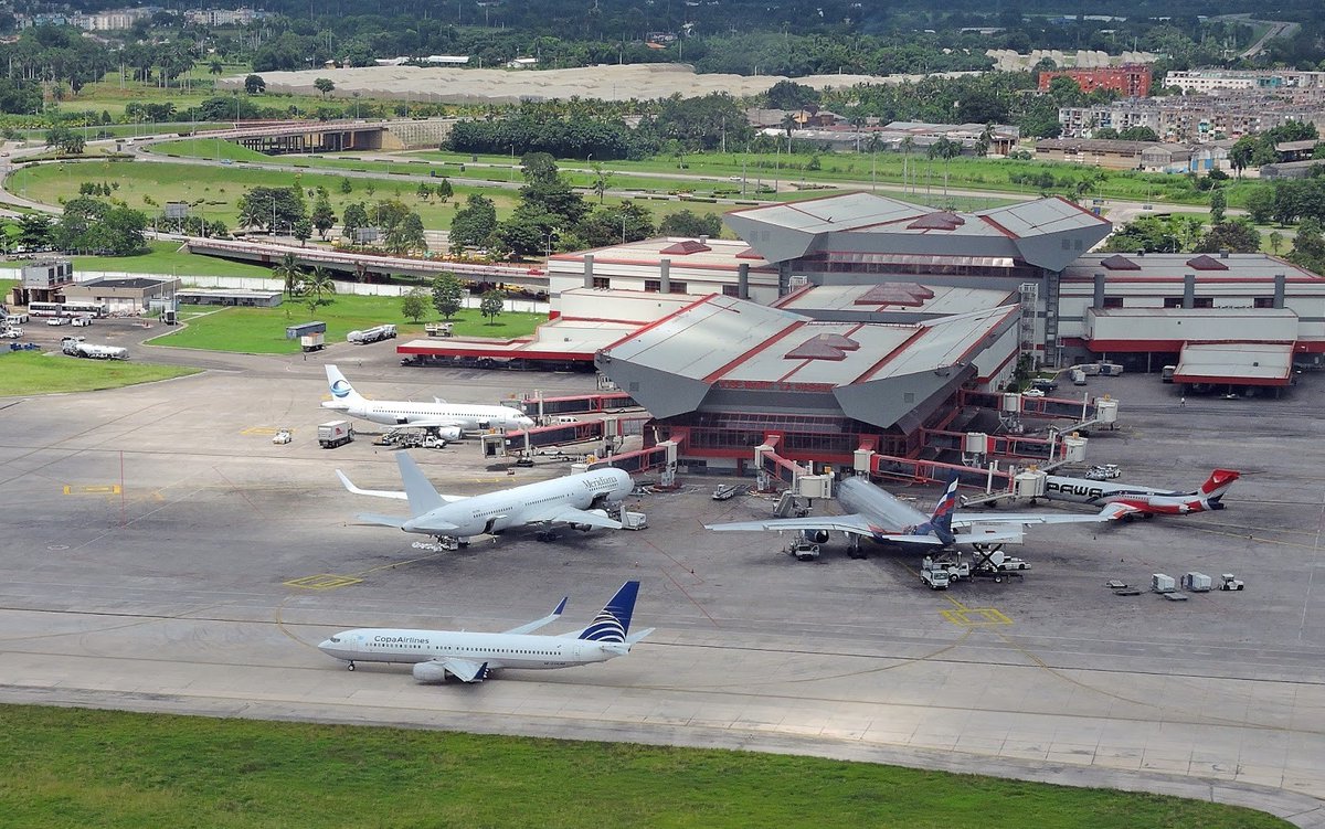 MirtaGranda's tweet photo. Inizia l'alta stagione del turismo in #Cuba e continua la graduale ripresa del settore. 

✅ Operano circa 45 compagnie aeree straniere.

✅ 8 dei 10 aeroporti internazionali effettuano circa 400 operazioni settimanali.

#CubaÚnica https://t.co/CdFQEs8Ldi