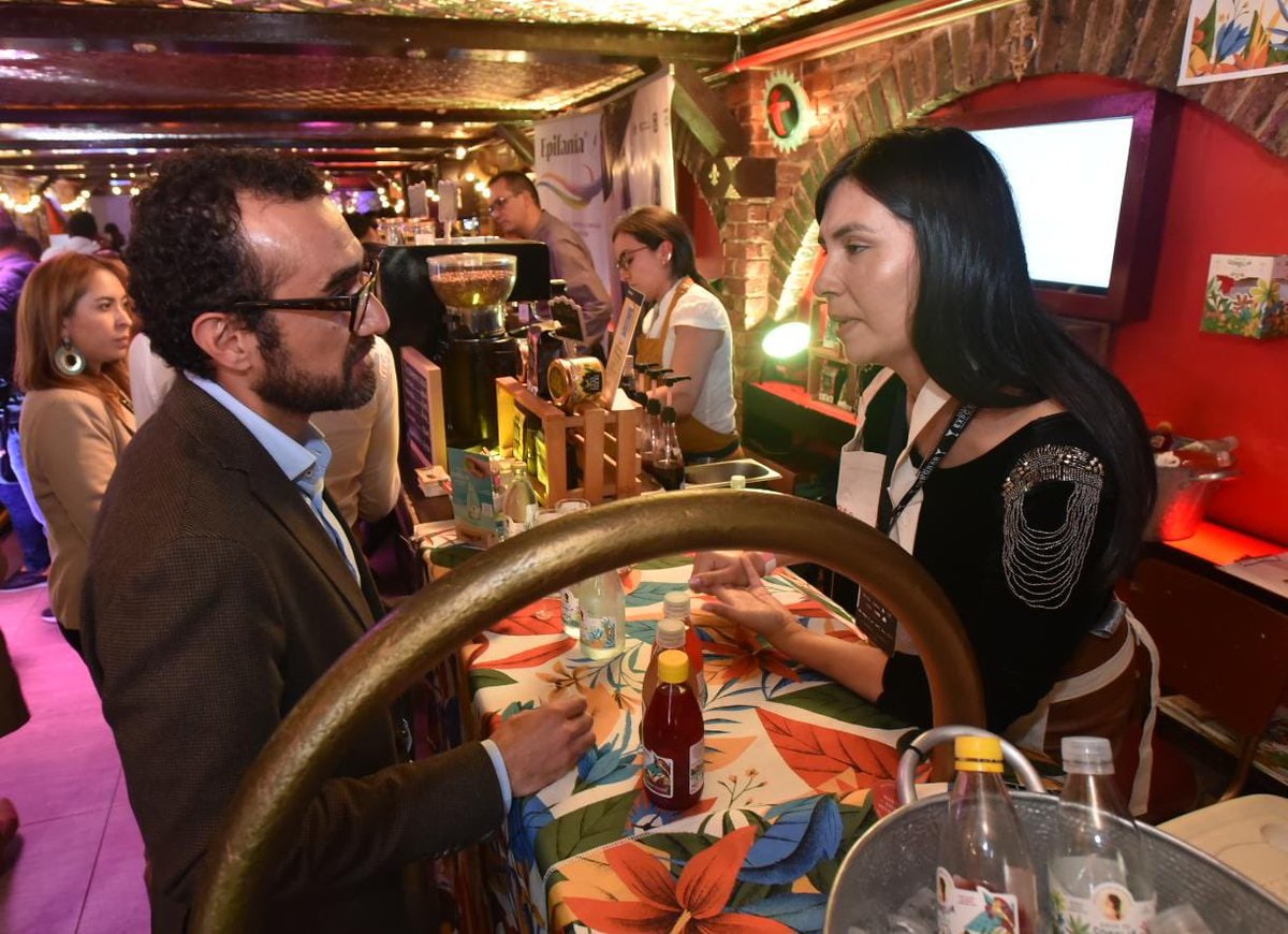 DesarrolloBta's tweet photo. #HechoEnBogotá | La nueva forma de comprar y vender llega a #Expobar2022, con una muestra comercial en la que 15 productores locales podrán comercializar, visibilizar y posicionar sus marcas y productos.
¡Acompáñanos! Estaremos en @theatronbogota hasta las 6:00 p.m. https://t.co/VWO4PKxi6p