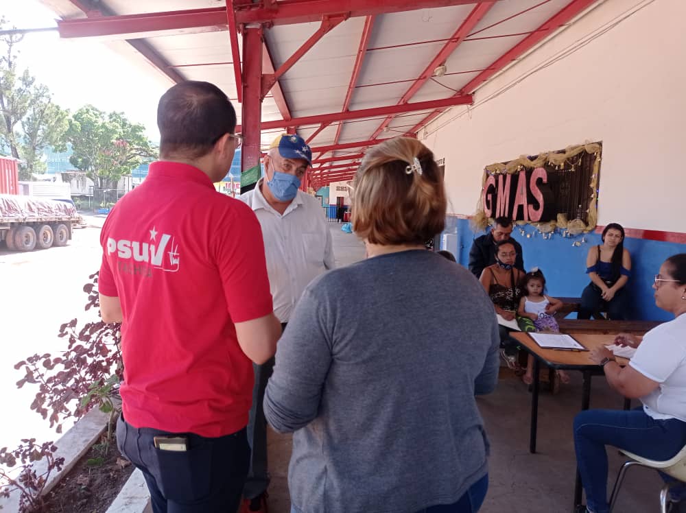 BermudezJoseA's tweet photo. #22Nov Junto al Equipo de la Sala Situacional de la @tachira_gmas hoy recibimos a los usuarios a acuden al #MartesDeAtencion, revisamos cada caso y particularidad que nos presentan en sus solicitudes y denuncias, para dar respuesta con prontitud y eficiencia 
@FreddyBernal https://t.co/HO5P7X3efg