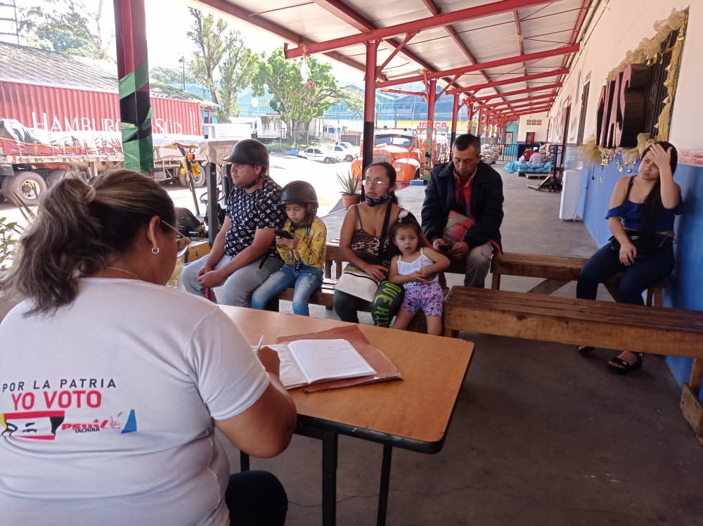 BermudezJoseA's tweet photo. #22Nov Junto al Equipo de la Sala Situacional de la @tachira_gmas hoy recibimos a los usuarios a acuden al #MartesDeAtencion, revisamos cada caso y particularidad que nos presentan en sus solicitudes y denuncias, para dar respuesta con prontitud y eficiencia 
@FreddyBernal https://t.co/HO5P7X3efg