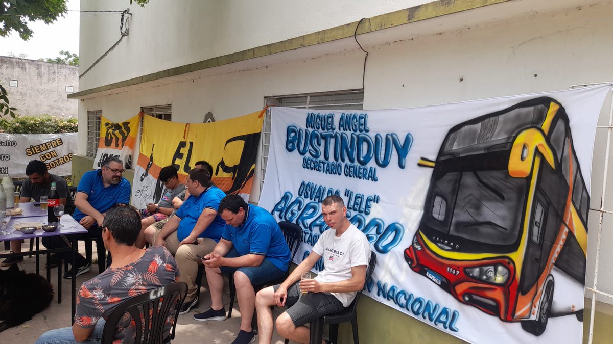 fe_uta's tweet photo. Hermosa jornada de confraternidad con compañeros de las empresas #ElNorte #SanCristobal #NECESRL #ElCondor que realizan viajes #interurbanos. 🚌
👉Conversamos sobre la propuesta  de la #ListaAzul y  la oportunidad que tenemos este 1 y 2 de  diciembre 🗳️ https://t.co/mUyWah8Dtr