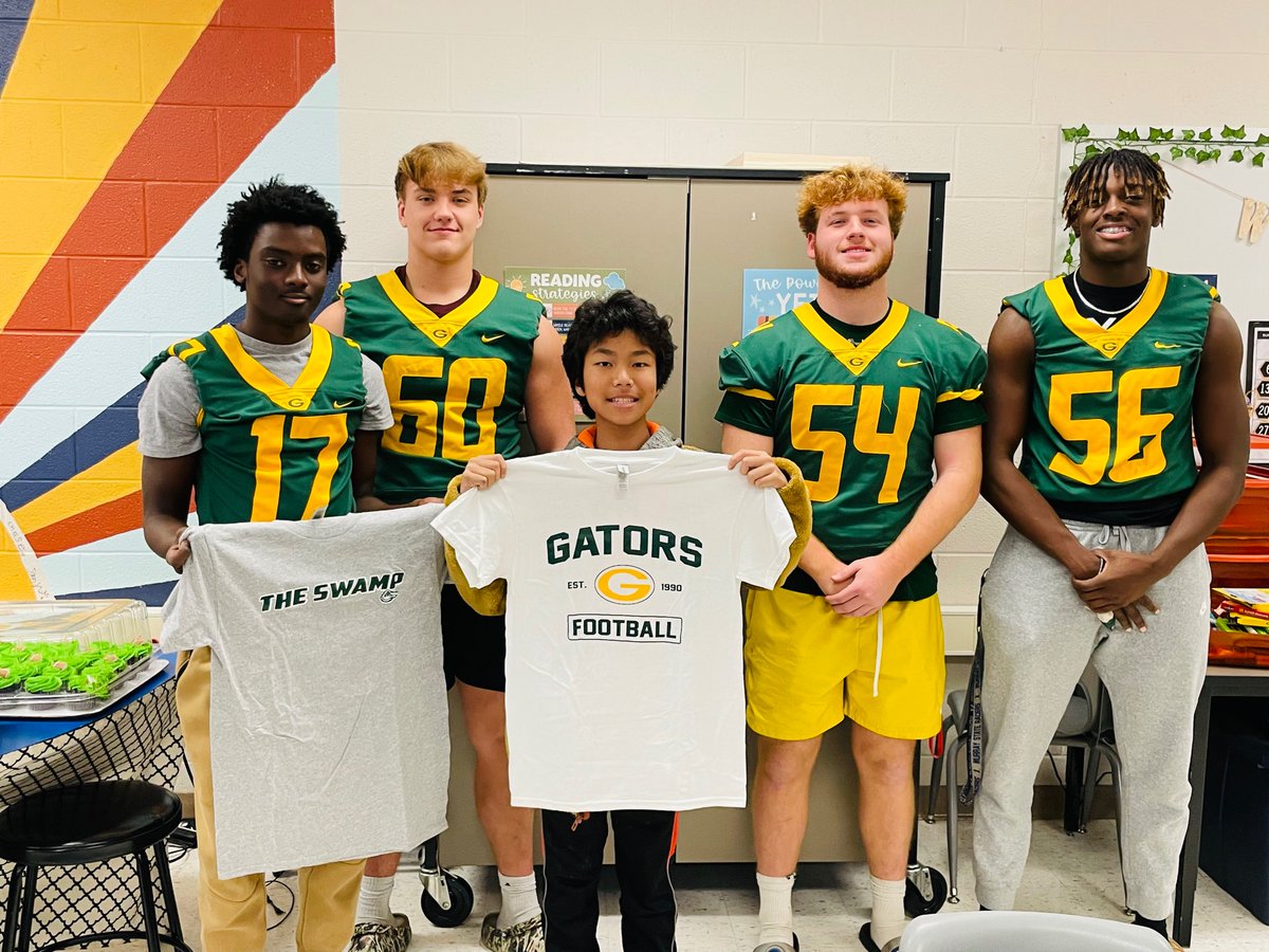 BriarwoodES's tweet photo. Congrats to Simon in Mrs. Cooper’s class! He won the Gator poster contest and his whole class gets a pizza party! Thank you, @1ghsfootball! 🐊 🍕 https://t.co/dkV4e6QCyK