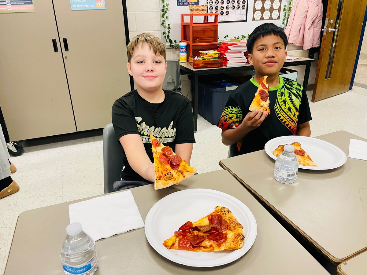 BriarwoodES's tweet photo. Congrats to Simon in Mrs. Cooper’s class! He won the Gator poster contest and his whole class gets a pizza party! Thank you, @1ghsfootball! 🐊 🍕 https://t.co/dkV4e6QCyK