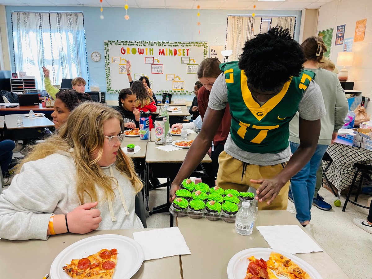 BriarwoodES's tweet photo. Congrats to Simon in Mrs. Cooper’s class! He won the Gator poster contest and his whole class gets a pizza party! Thank you, @1ghsfootball! 🐊 🍕 https://t.co/dkV4e6QCyK